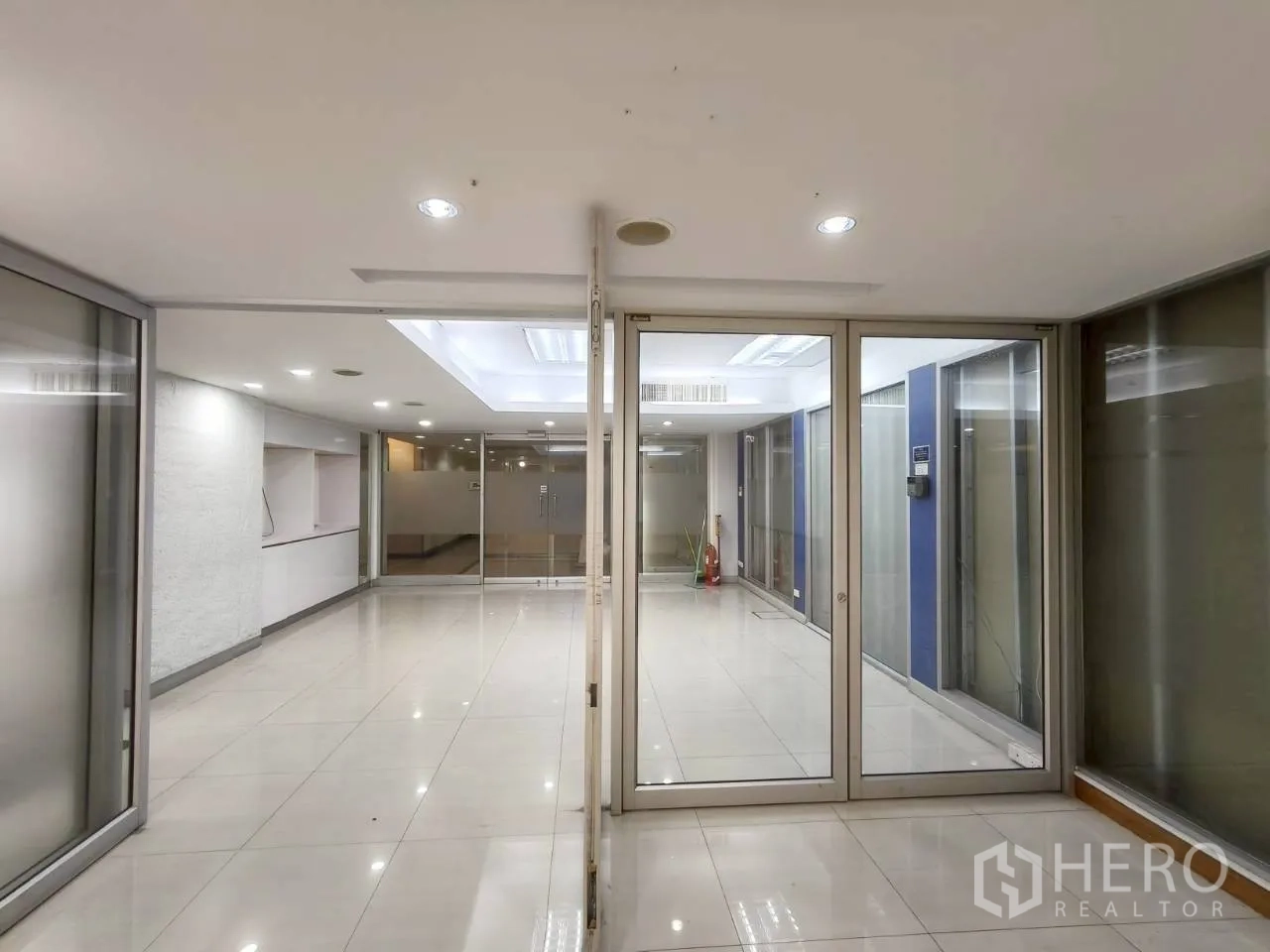 ออฟฟิศ for rent in Chatuchak, Bangkok - โถงทางเข้า ประตูกระจก พื้นกระเบื้องมันวาว และไฟฝังฝ้า.