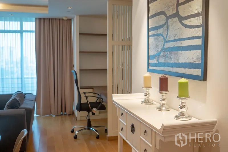 คอนโด ให้เช่าในPhaya Thai, Bangkok - โถงทางเดินวางคอนโซลประดับเทียน และมุมทำงานเล็กใกล้ชั้นวาง