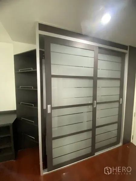 คอนโด ให้เช่าในWatthana, Bangkok - ตู้เสื้อผ้าแบบวอล์กอิน บานเลื่อนกระจกฝ้า พร้อมชั้นเก็บของ