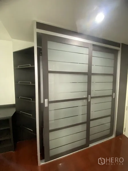 คอนโด ให้เช่าในWatthana, Bangkok - ตู้เสื้อผ้าแบบวอล์กอิน บานเลื่อนกระจกฝ้า พร้อมชั้นเก็บของ