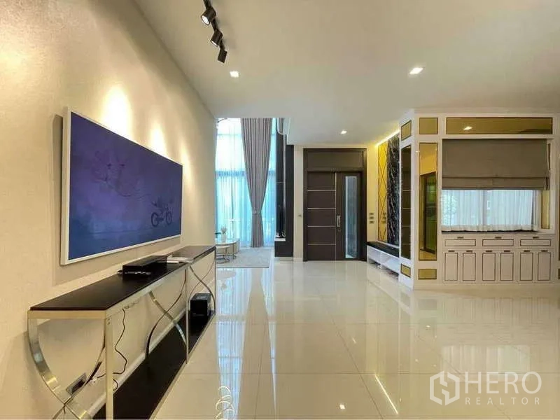 Detached House for rent in Bang Sue, Bangkok - Entrance hall with glossy tiles, feature lighting and TV console.