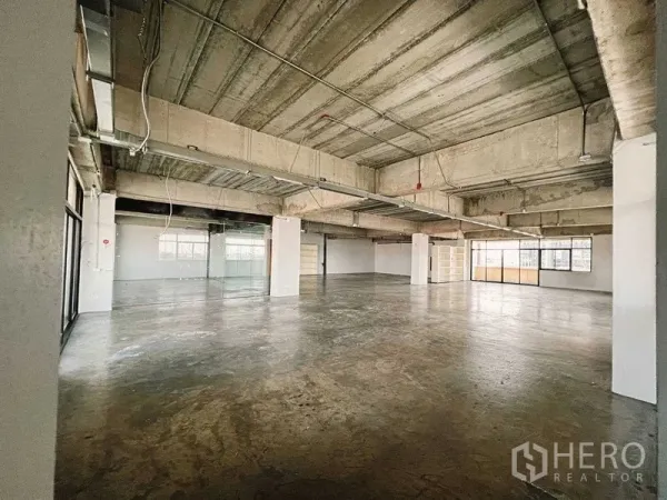 零售空间 出租在Yan Nawa, Bangkok - 工业风空间，玻璃隔断、挑高天花与充足采光。