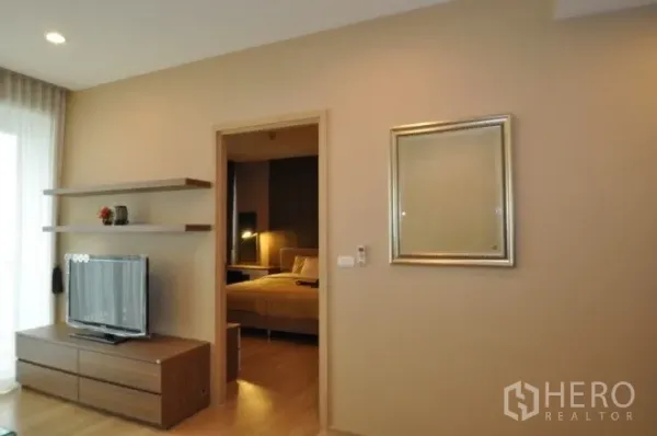 คอนโด ให้เช่าหรือขายในWatthana, Bangkok - ห้องนั่งเล่นพร้อมชั้นวางทีวี ชั้นลอย และทางเข้าห้องนอน