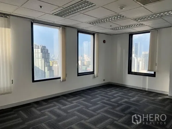 สำนักงาน ให้เช่าในKhlong Toei, Bangkok - มุมทำงานพร้อมหน้าต่างสามบาน วิวเมืองกรุงเทพฯ พาโนรามา