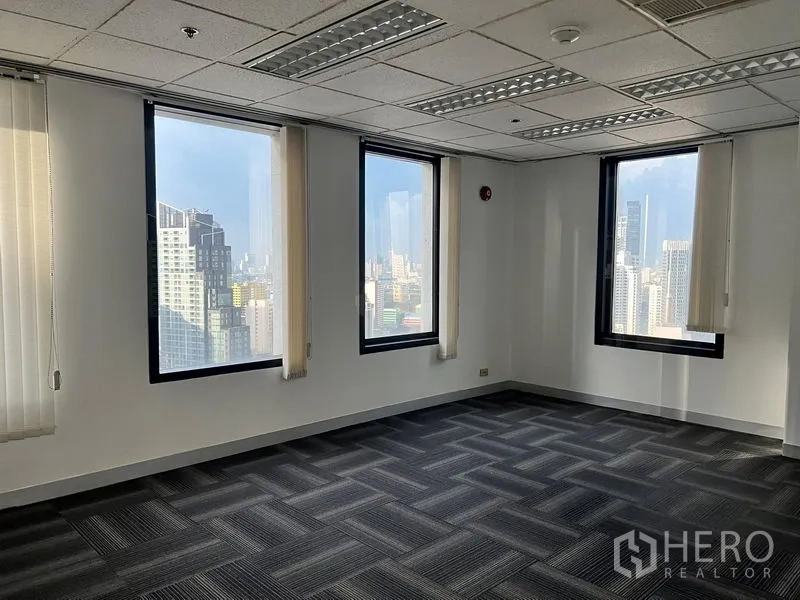 สำนักงาน ให้เช่าในKhlong Toei, Bangkok - มุมทำงานพร้อมหน้าต่างสามบาน วิวเมืองกรุงเทพฯ พาโนรามา