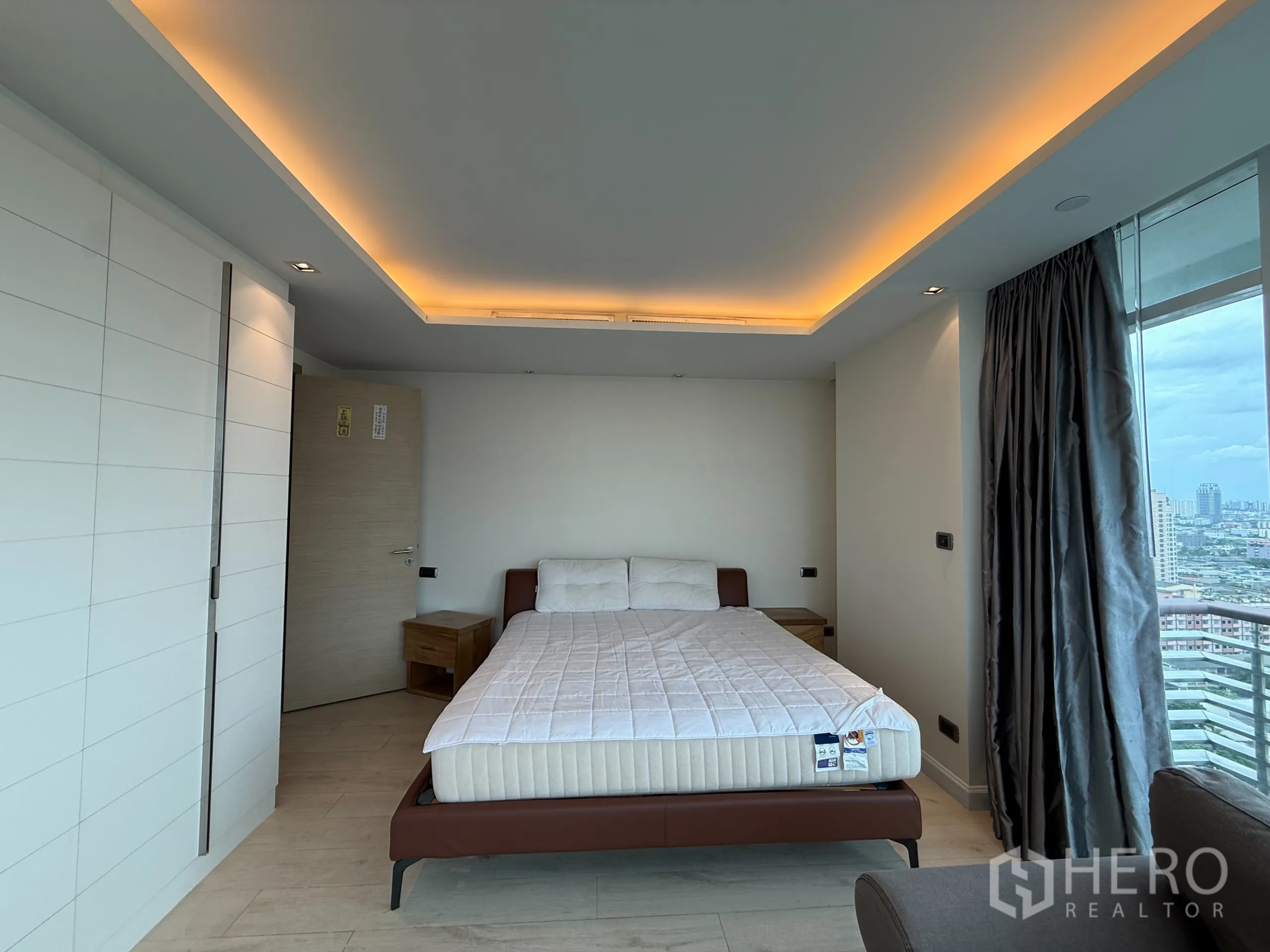 คอนโด ให้เช่าในPhaya Thai, Bangkok - ห้องนอนมุมอาคาร ไฟซ่อนเพดาน เตียงบุนวม และหน้าต่างพาโนรามาวิวเมือง