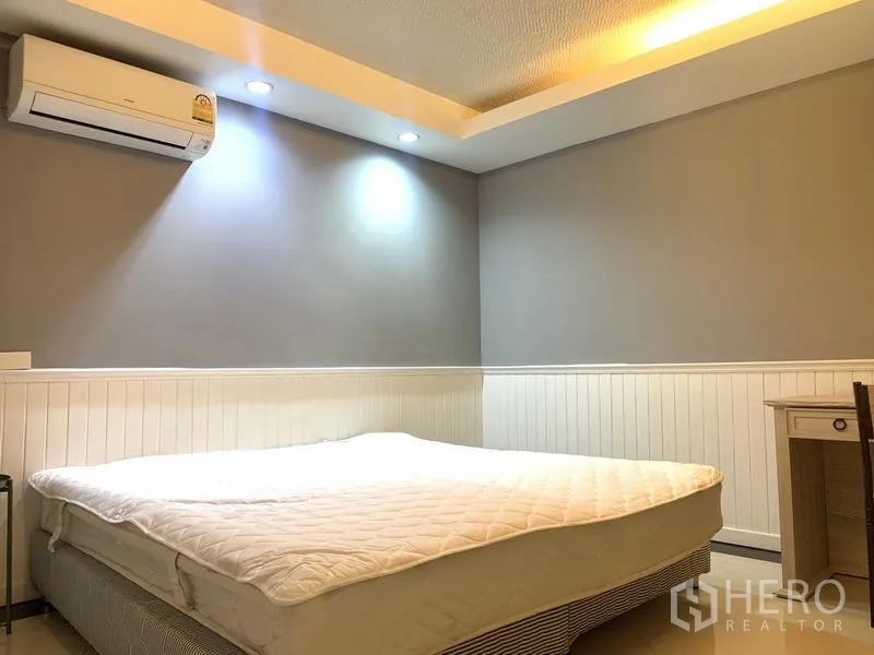 คอนโด ให้เช่าในKhlong Toei, Bangkok - ห้องนอนที่สองพร้อมเตียงขนาดใหญ่ เครื่องปรับอากาศ และไฟซ่อนสวยงาม