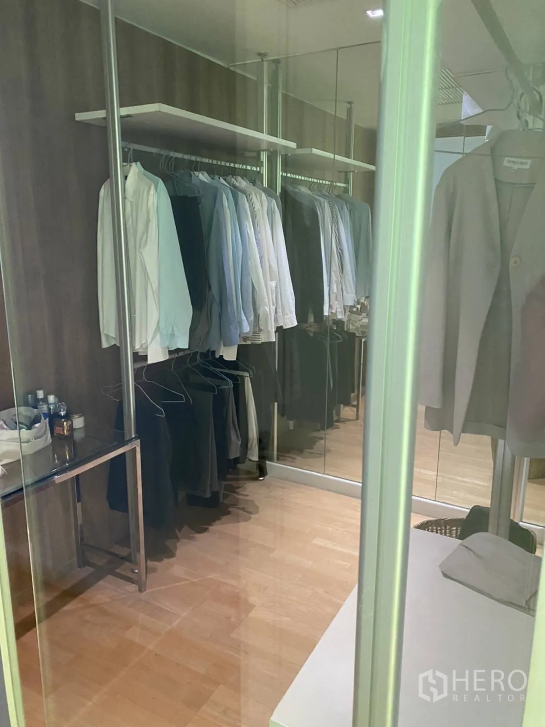 คอนโด ให้เช่าในKhlong San, Bangkok - ห้องแต่งตัวกั้นกระจก มีเสื้อเชิ้ตแขวน ลิ้นชัก และกระจก