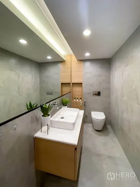 ทาวน์เฮาส์ ให้เช่าในKhlong Toei, Bangkok - ห้องน้ำแขกสไตล์มินิมอล อ่างลอย กระจกบานใหญ่ และไฟซ่อน