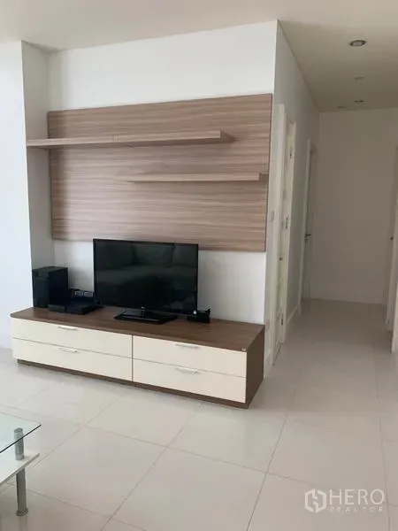 คอนโด ให้เช่าในKhlong Toei, Bangkok - ผนังทีวีบิวท์อินพร้อมชั้นลอยและทีวีจอแบนในพื้นที่นั่งเล่นแบบโอเพนแปลน