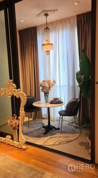 คอนโด ให้เช่าในKhlong Toei, Bangkok - มุมทานอาหารขนาดกะทัดรัด โต๊ะกลม เก้าอี้สองตัว และโคมไฟระย้าพร้อมผ้าม่านสูง