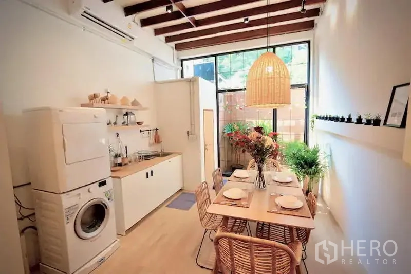 ทาวน์เฮาส์ ให้เช่าในSathon, Bangkok - พื้นที่ครัว–ทานอาหารสว่าง คานไม้ เครื่องซักอบผ้า และโต๊ะนั่งหกที่นั่ง
