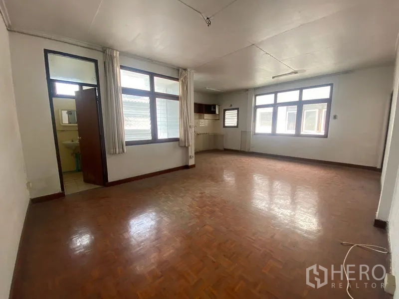 สำนักงานที่บ้าน ให้เช่าในKhlong Toei, Bangkok - ห้องทำงานกว้าง พื้นปาร์เกต์ หน้าต่างบานใหญ่ และมุมครัวเล็ก