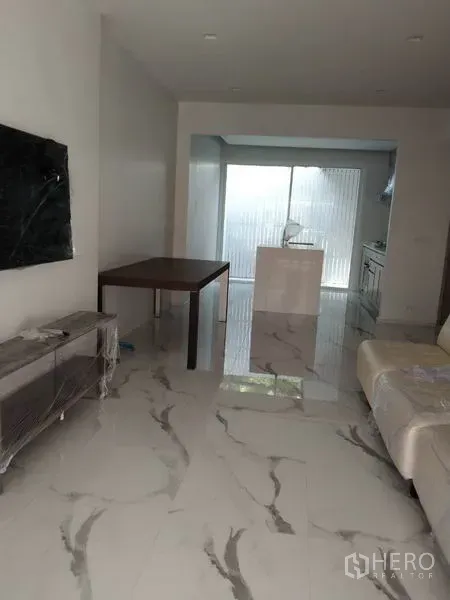 ทาวน์เฮาส์ ให้เช่าในYan Nawa, Bangkok - พื้นที่นั่งเล่นแบบโอเพ่นพลาน ปูพื้นลายหินอ่อนต่อเนื่องสู่ครัวสว่าง