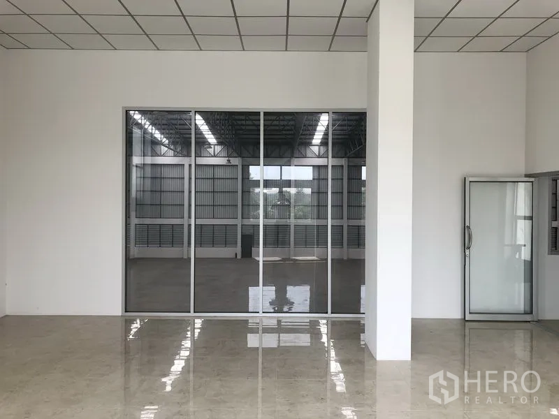 工厂 出租在Phra Nakhon Si Ayutthaya - 玻璃隔断办公室，可俯视生产区，地面为抛光瓷砖。
