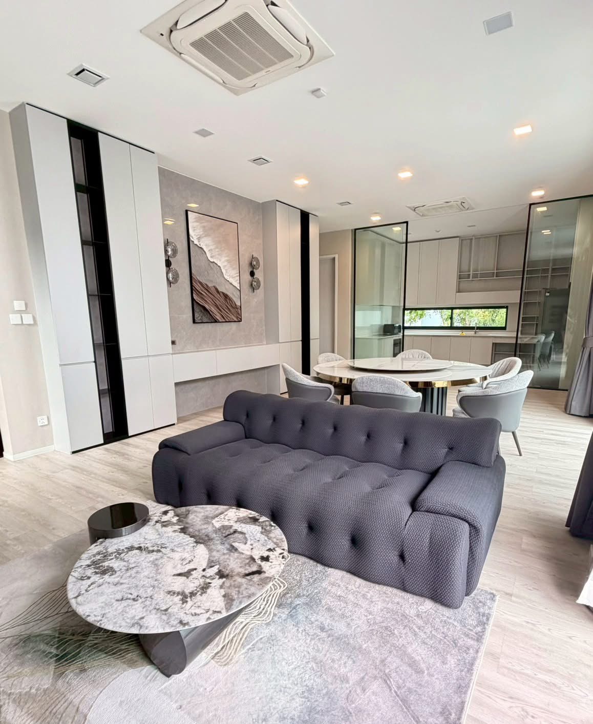 Detached House for rent in Saphan Sung, Bangkok - Stylish lounge with tufted sofa, marble coffee table and adjacent dining nook near the pantry.