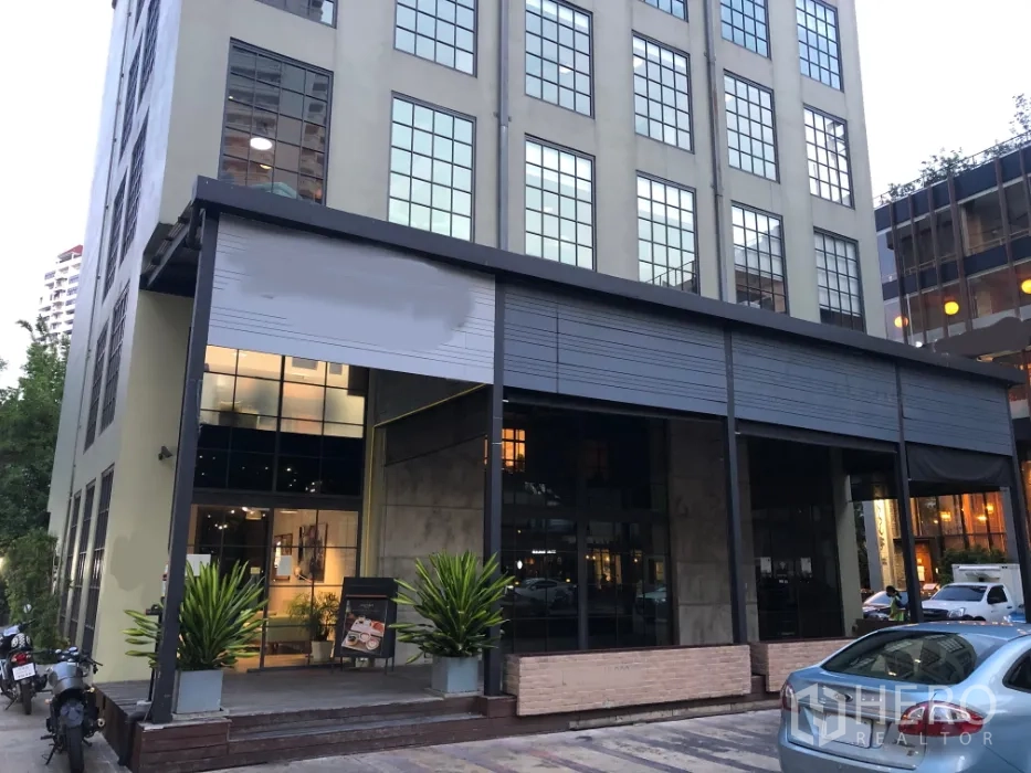 พื้นที่ขายปลีก ให้เช่าในKhlong Toei, Bangkok - อาคารพาณิชย์สมัยใหม่ กระจกบานใหญ่ มีชานระเบียงหน้าร้านและลานจอดรถ