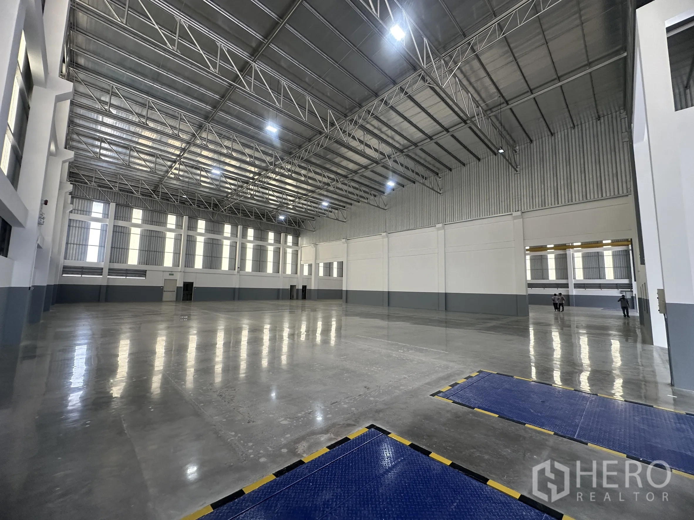 โกดัง for rent in Mueang Samut Prakan, Samut Prakan - พื้นที่ภายในพร้อมแท่นโหลดด้านหน้าและพื้นที่โล่งกว้างไม่มีเสา