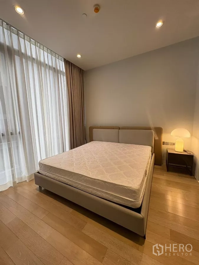 คอนโด ให้เช่าในWatthana, Bangkok - ห้องนอนที่สอง เตียงคู่ ผ้าม่าน และโคมไฟข้างเตียงบนพื้นไม้