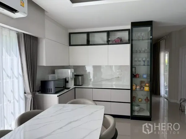 Detached House for rent in Bang Phli, Samut Prakan - Built-in pantry with white cabinets, marble-look countertop and glass display cabinet.