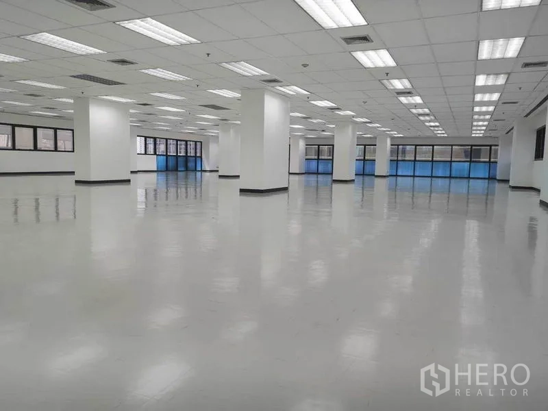 办公空间 出租在Phaya Thai, Bangkok - 明亮办公角落，配大窗、空调出风口与光滑地面，适合二次装修。