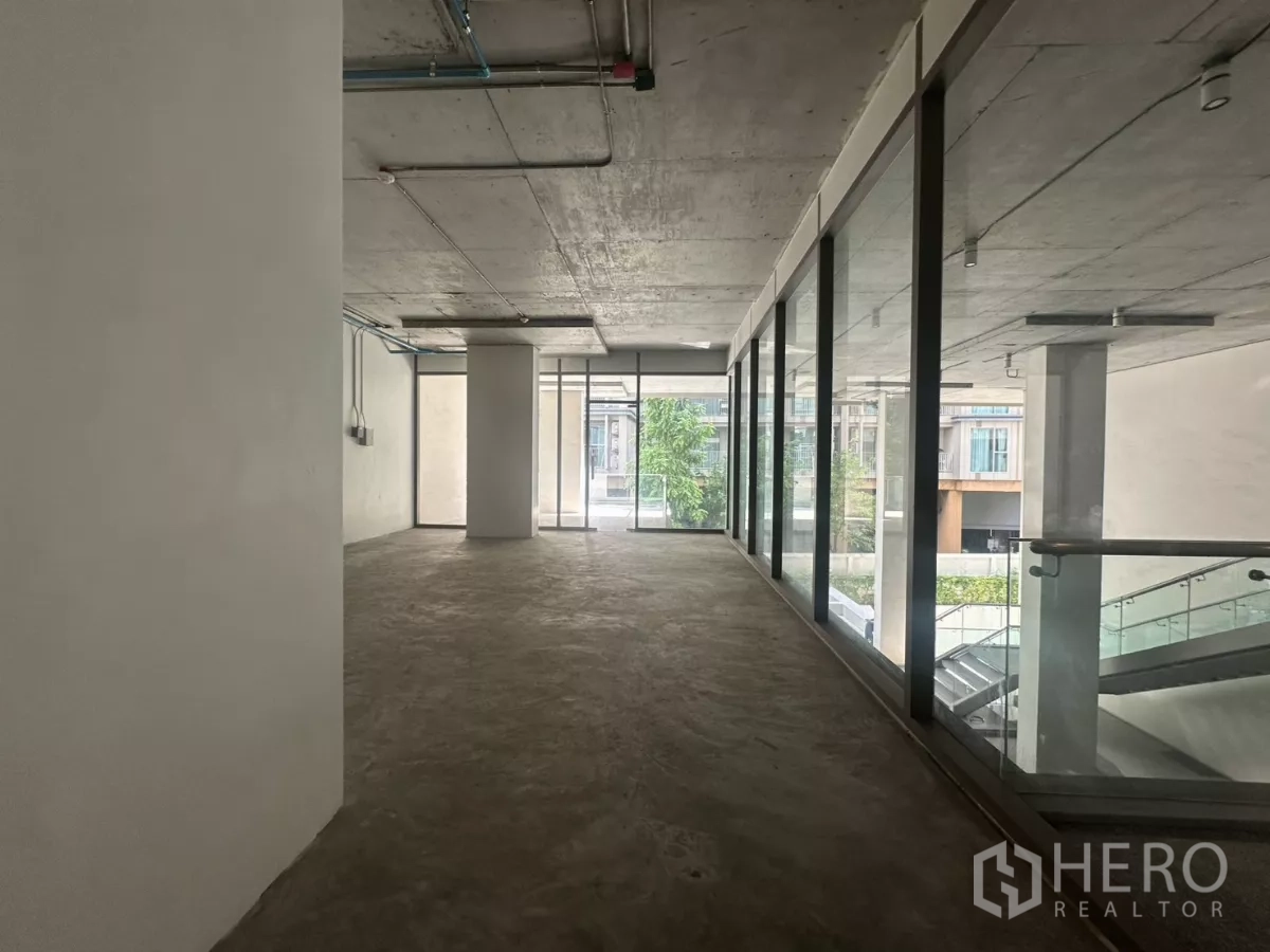 พื้นที่ขายปลีก ให้เช่า - พื้นที่รูปสี่เหลี่ยมยาว ผนังกระจกติดโถงเดิน มองเห็นต้นไม้
