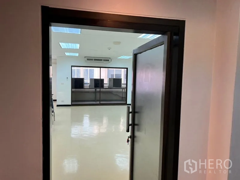 办公空间 出租在Pathum Wan, Bangkok - 从门口望向明亮办公室，地面光洁并配大窗户