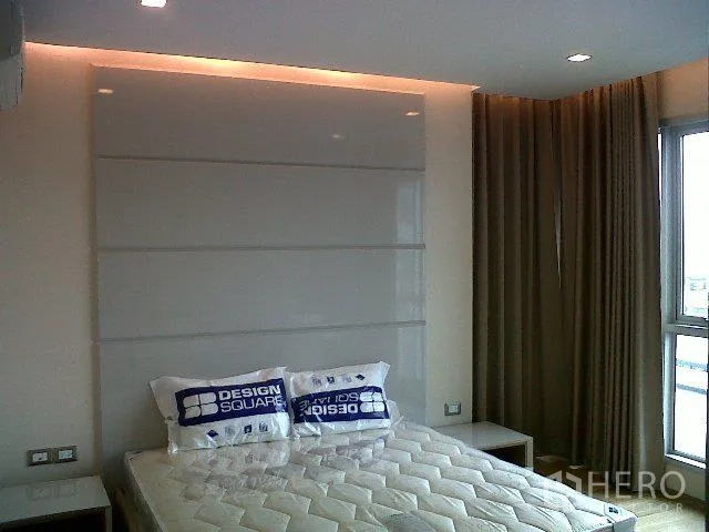 Condominium for rent or sale in Ratchathewi, Bangkok - Cozy bedroom with padded headboard, large window and blackout curtains.