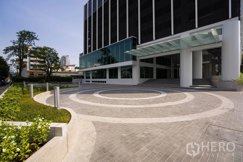 Office Space for rent in Bang Rak, Bangkok - Covered drop-off entrance with circular driveway, landscaping and glass canopy.
