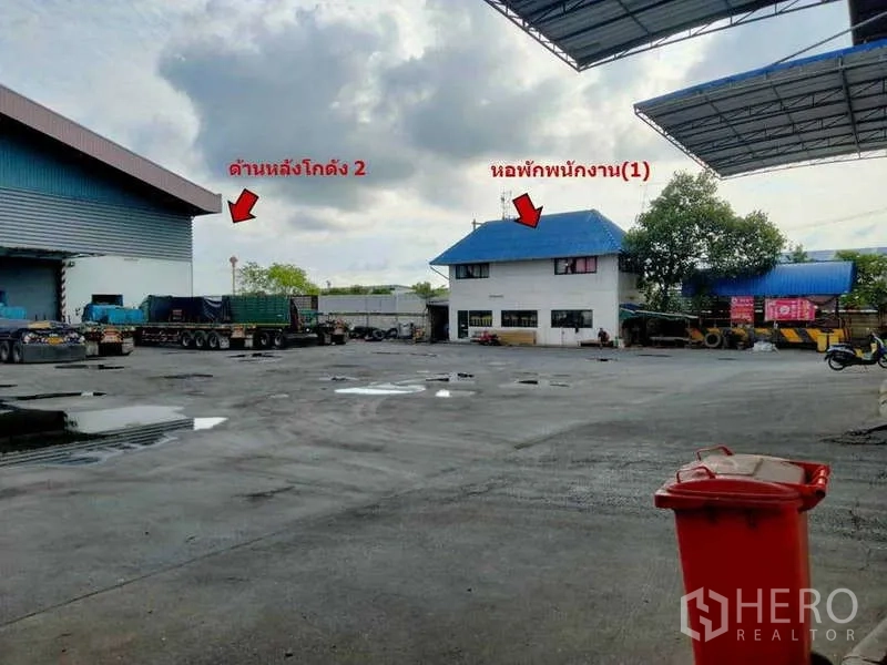 货栈 出租或出售在Ban Phaeo, Samut Sakhon - 开阔混凝土场地，旁有两层员工宿舍与仓库后侧