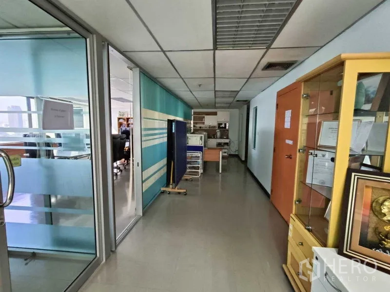 สำนักงาน ให้เช่าในRatchathewi, Bangkok - โถงทางเดินสำนักงานพร้อมประตูกระจก ตู้โชว์ และทางไปแพนทรี.