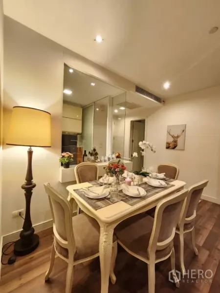 คอนโด ให้เช่าในPhra Khanong, Bangkok - มุมรับประทานอาหารสำหรับ 6 ที่นั่ง แสงไฟอบอุ่น ข้างผนังกระจกกั้นครัว