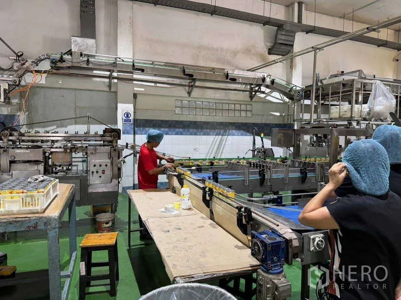 工厂 出售在Samut Prakan - 加工间内的自动输送带与装配设备近景。