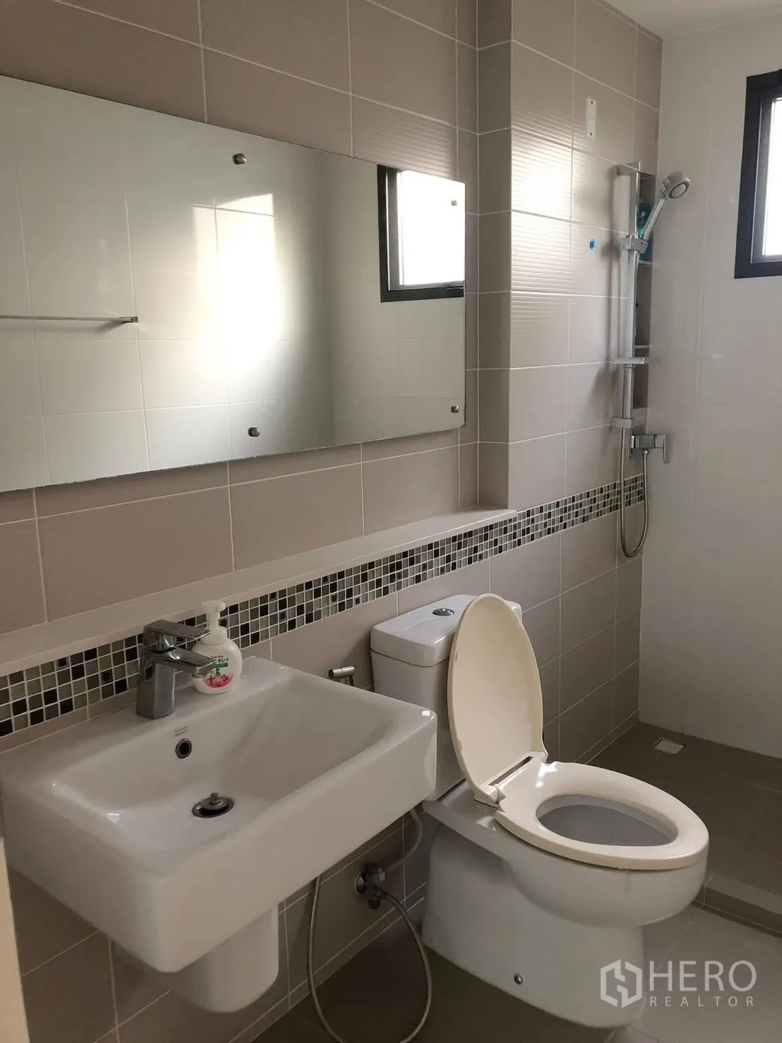 บ้านเดี่ยว for rent in Prawet, Bangkok - ห้องน้ำสไตล์โมเดิร์น ผนังปูกระเบื้อง มีอ่างล้างหน้า โถสุขภัณฑ์ และพื้นที่อาบน้ำพร้อมฝักบัว