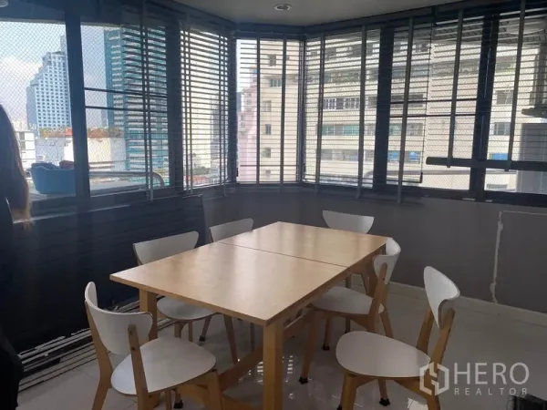 คอนโด ให้เช่าในKhlong Toei, Bangkok - มุมรับประทานอาหารสว่าง โต๊ะไม้ เก้าอี้หกตัว พร้อมหน้าต่างรอบด้านวิวเมือง