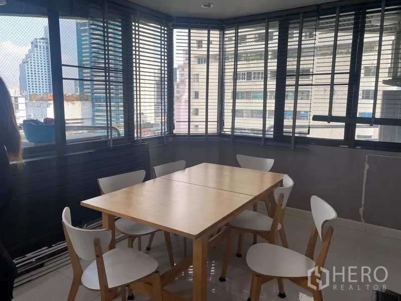 คอนโด ให้เช่าในKhlong Toei, Bangkok - มุมรับประทานอาหารสว่าง โต๊ะไม้ เก้าอี้หกตัว พร้อมหน้าต่างรอบด้านวิวเมือง