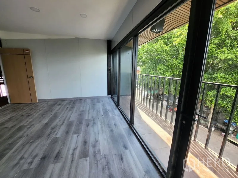 คลังสินค้า ให้เช่าในLam Luk Ka, Pathum Thani - ห้องออฟฟิศประตูกระจกเปิดสู่ระเบียง ผนังสีเข้ม