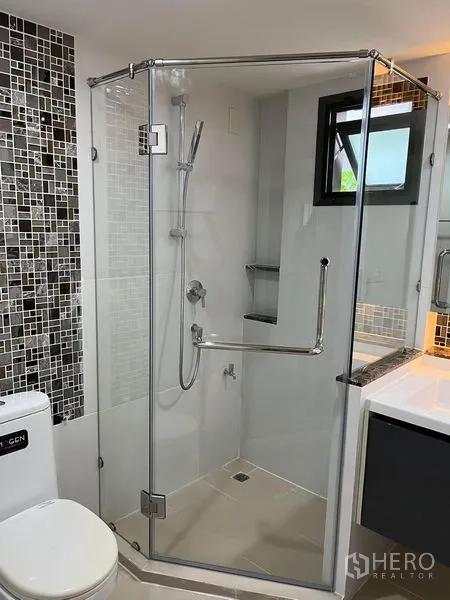 Detached House for rent in Bang Kapi, Bangkok - Modern bathroom with corner glass shower and mosaic accent wall