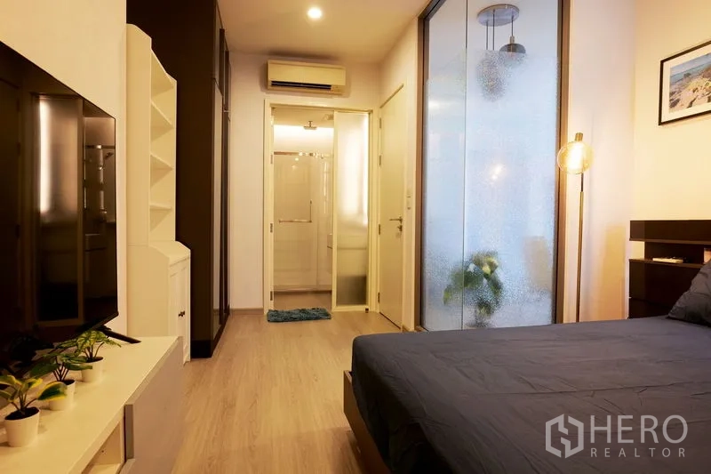 คอนโด ให้เช่าในWatthana, Bangkok - โถงห้องนอนไปยังห้องน้ำ พร้อมผนังกระจก ตู้เสื้อผ้า และเครื่องปรับอากาศ