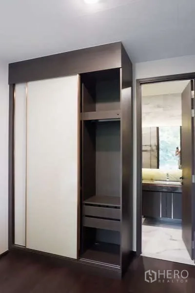 คอนโด ให้เช่า - ตู้เสื้อผ้าบานเลื่อนพร้อมช่องเก็บของ ใกล้ประตูห้องน้ำ