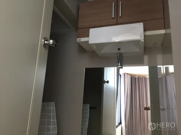 คอนโด ให้เช่าหรือขายในWatthana, Bangkok - ห้องน้ำกะทัดรัดพร้อมตู้แขวน กระจกบานใหญ่ และอ่างล้างหน้าเซรามิก