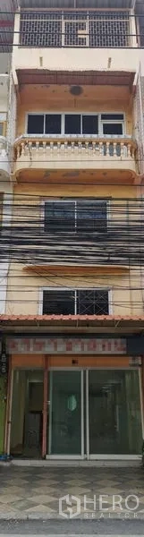 อาคารพาณิชย์ ให้เช่าในSuan Luang, Bangkok - ด้านหน้าอาคารพาณิชย์ 4 ชั้น มีประตูกระจกหน้าร้านและระเบียง