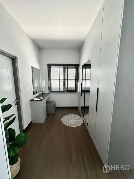 บ้าน ให้เช่าในBang Phli, Samut Prakan - โถงวอล์กอินคลอเซ็ต ตู้เสื้อผ้าเต็มผนัง โต๊ะเครื่องแป้ง และมู่ลี่หน้าต่าง