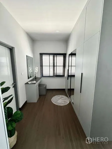 บ้าน ให้เช่าในBang Phli, Samut Prakan - โถงวอล์กอินคลอเซ็ต ตู้เสื้อผ้าเต็มผนัง โต๊ะเครื่องแป้ง และมู่ลี่หน้าต่าง