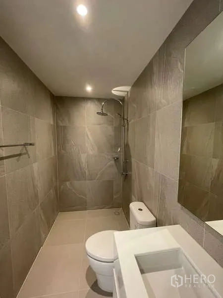สำนักงานที่บ้าน ให้เช่าในDon Mueang, Bangkok - ห้องน้ำขนาดกะทัดรัด พร้อมฝักบัว อ่างล้างหน้า และโถสุขภัณฑ์