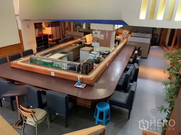 พื้นที่ขายปลีก ให้เช่าในBang Rak, Bangkok - บาร์ซูชิรูปตัวยูพร้อมที่นั่ง ภายในพื้นที่ค้าปลีกตกแต่งเป็นร้านอาหารย่านสีลม