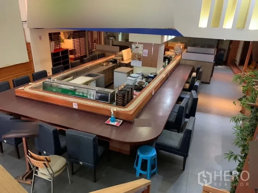 零售空间 出租在Bang Rak, Bangkok - U形寿司吧台与座位，位于是隆的已装修餐饮零售空间。