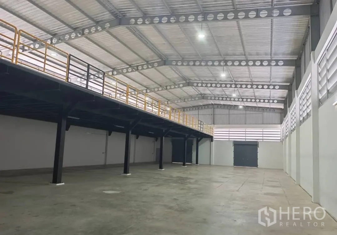 工厂 出售在Lam Luk Ka, Pathum Thani - 仓库大厅配钢结构夹层走道与高位卷帘门