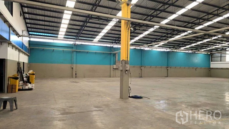 工厂 出售在Saphan Sung, Bangkok - 明亮的宽跨仓库，钢梁结构与天窗采光。