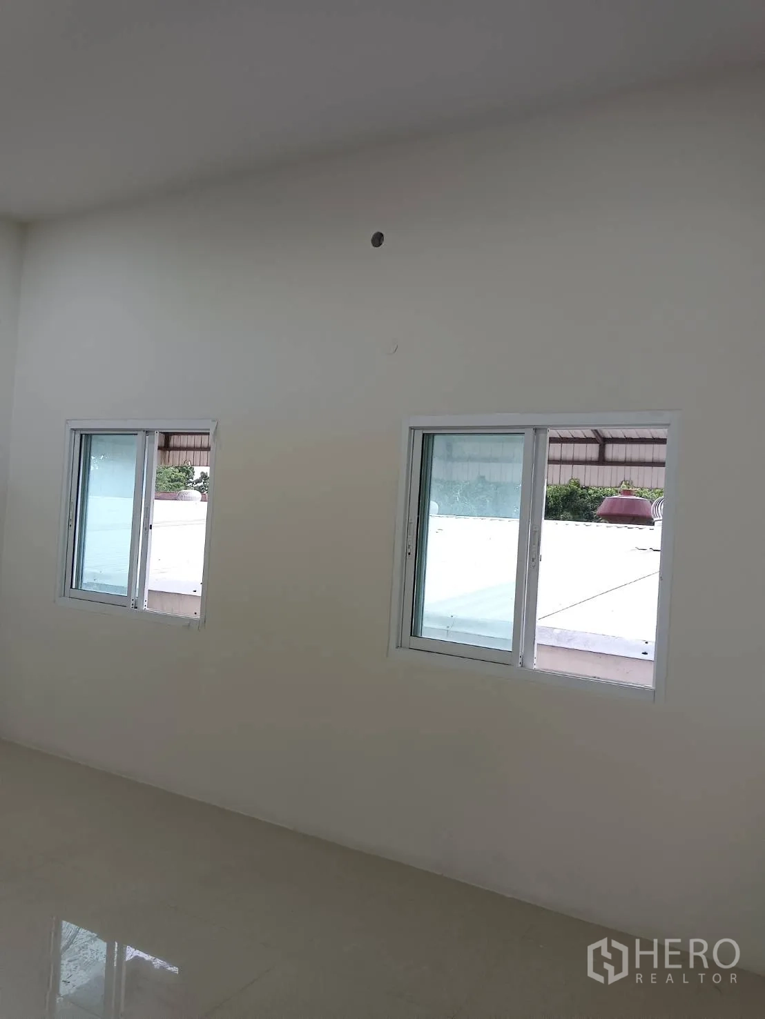 คลังสินค้า ให้เช่าในKhlong Sam Wa, Bangkok - ห้องสำนักงานเรียบง่าย มีหน้าต่างบานเลื่อนสองบานและพื้นเงา